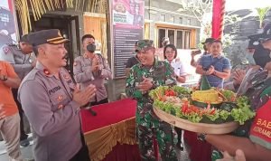 Danramil 01 Gianyar berikan nasi tumpeng kepada Kapolsek Gianyar