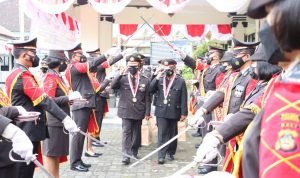 Kapolres Tabanan Lakukan Tradisi Pedang Pora