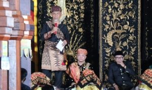 Dihadiri Gubernur Mahyeldi, Kapolda Sumbar Dianugerahi Gelar Kehormatan Adat Tuanku Bandaro Alam Sati
