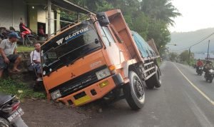 Mistis, Truk Terperosok di Tikungan Bucun Manas