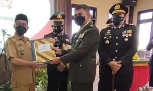 Sukses Vaksinasi Warganya, Desa Cikande Permai Raih Penghargaan Dari Kapolres Serang