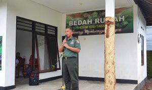 Dandim 1619/Tabanan Bantu Lansia 97 Tahun Terima Kunci Bedah Rumah