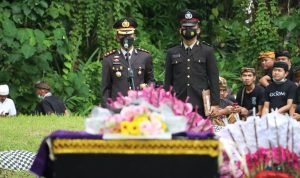 Kapolres Klungkung Pimpin Upacara Perabuan Jenazah AIPDA Sang Kompiang Putra Yasa