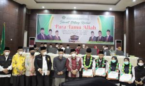 Mewakili Bupati, Kadiskominfo Zahirman Sambut Kepulangan 97 Jamaah Haji Asal Padang Pariaman