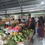 Babinsa Koramil 1616-04/Blahbatuh Edukasi Prokes di Pasar Tradisional