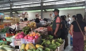 Babinsa Koramil 1616-04/Blahbatuh Edukasi Prokes di Pasar Tradisional