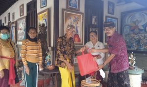 Balai Besar POM Serahkan Tali Asih Kepada Seniman Lukis I Gusti Nyoman Nodia