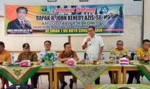 Berikan Motivasi ke Siswa, Anggota DPR RI Komisi VIII Sambangi SMAN 1 VII Koto Sungai Sariak