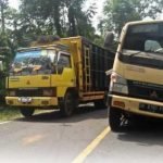 Truk Bermuatan ATK Terguling di Desa Banjar Masin