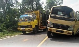 Truk Bermuatan ATK Terguling di Desa Banjar Masin