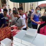 Jumat Berkah, Polres Serang Bagikan Nasi Kotak Usai Sholat Jumat