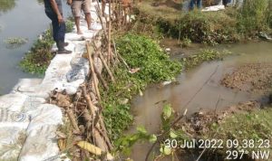 Tanggul Jebol Akibat Abrasi di Perbaiki Warga Dusun 3 Sukajaya