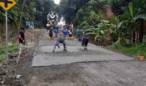 DPUPR Lebak Genjot Perbaikan Jalan Tanjakan Tajur Yang Longsor Akibat Keretakan Tanah