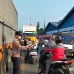 Pelayanan Kepolisian Sore Hari, Personel Polsek Cikande Melaksanakan Penjagaan dan Pengaturan Lalulintas Jalan