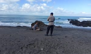 Satpolairud Polres Badung Laksanakan Patroli Rutin di Seputar Pesisir Pantai Petitenget