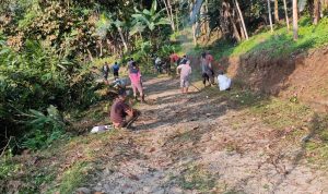 Menyambut HUT RI Ke 77 Pemerintahan Desa Hariang Bersama Masyarakat Laksanakan Gotong Royong