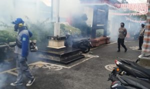 Basmi Sarang Nyamuk Polsek Kuta Utara Lakukan Fogging