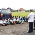 Bhabinkamtibmas Desa Mambal Tertibkan dan Berikan Edukasi kepada Siswa SMK Widya Mandala