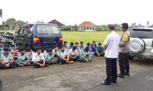 Bhabinkamtibmas Desa Mambal Tertibkan dan Berikan Edukasi kepada Siswa SMK Widya Mandala