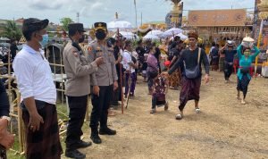 Polsek Densel Amankan Jalannya Upacara Pengabenan Massal