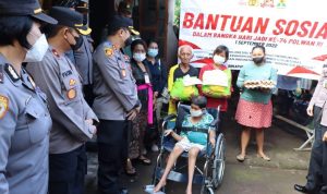 Kapolres Karangasem Serahkan Bantuan Kursi Roda Dalam Rangka HUT Polwan Ke-74