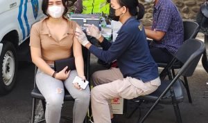 Sidokkes Polres Tabanan Melayani 11 Masyarakat Dalam Gerai Vaksin di Akhir Pekan