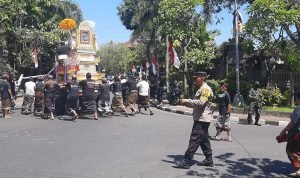 Bhabinkamtibmas Kerobokan Kaja Beri Pengamanan Pengabenan Warga