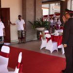 Kapolsek Mengwi Sebagai Paup Dalam Upacara Penurunan Bendera di Puspem Badung