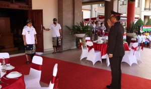 Kapolsek Mengwi Sebagai Paup Dalam Upacara Penurunan Bendera di Puspem Badung
