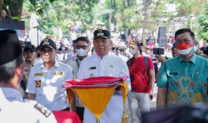 Ribuan Meter Bendera Terbentang Benyamin Apresiasi Pondok Aren Berkibar