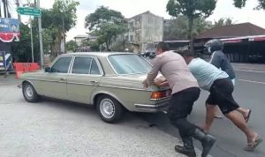 Luar Biasa! Kapolsek Mengwi Dorong Mobil Mogok Tanpa Rasa Malu