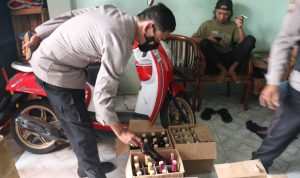 Berkedok Toko Kelontong Ternyata Jual Miras, Polisi Amankan 72 Botol Miras