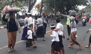 Satlantas Polres Klungkung Atensi Kegiatan Masyarakat Di Pura Goa Lawah