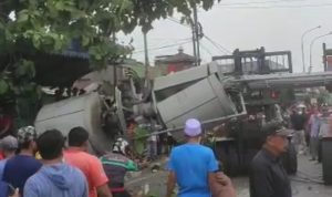 Diduga Mengantuk Supir Kontainer Menabrak Sejumlah Motor yang Terparkir disisi Jalan