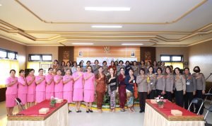 Ny. Surya Adnyani Mahayastra Berbagi Cara Mengatur Waktu di Hadapan Polwan Polres Gianyar