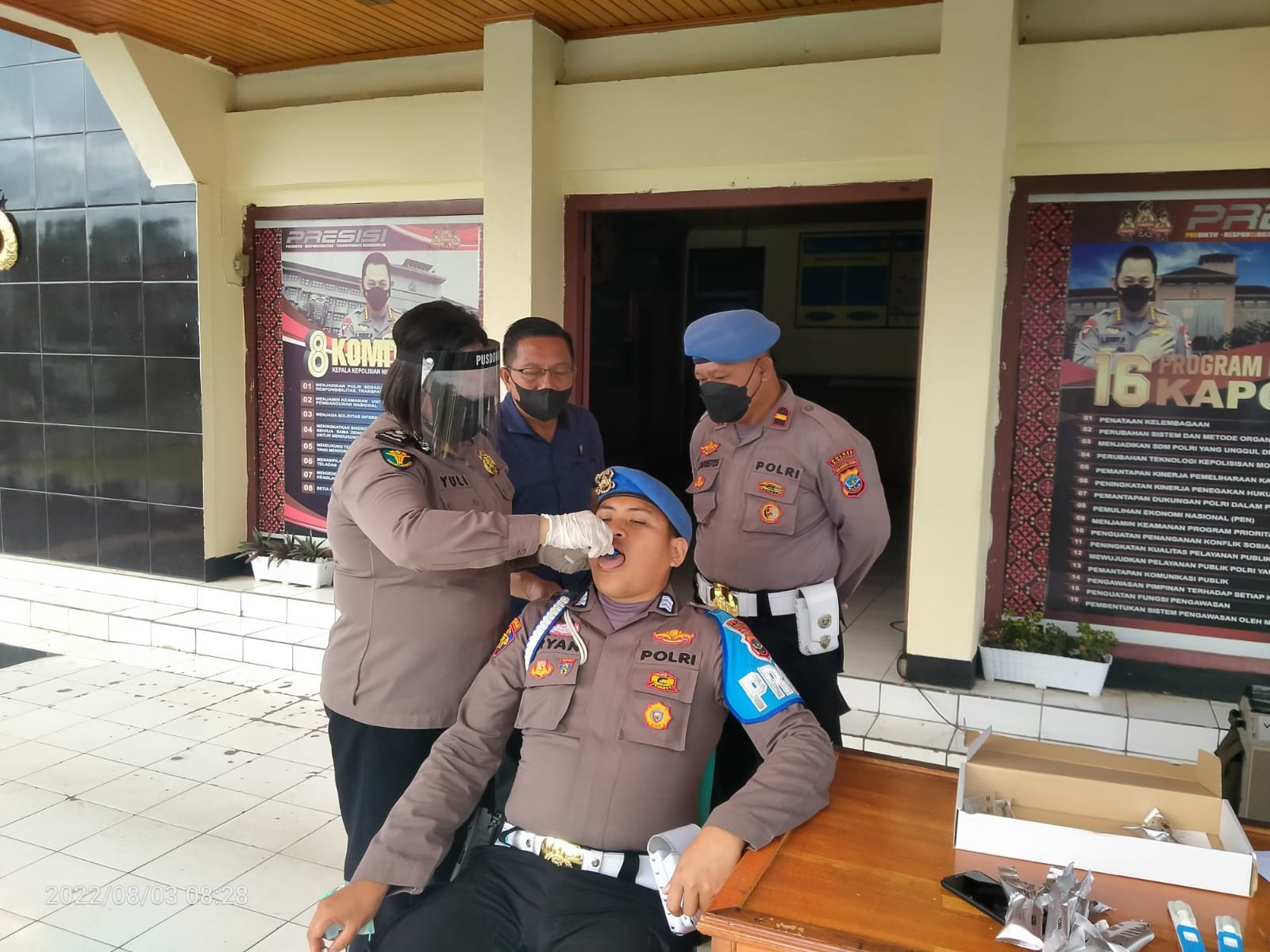 Pelaksanaan Tes Saliva di Polres Minahasa 1 saliva