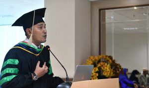 Perjalanan Hidup Tukang Cuci Bus hingga Dapat Gelar Doktor