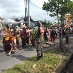 Babinsa Koramil 1616-04/Blahbatuh Dengan Bhabinkamtibmas Dan Pecalang Amankan Giat Ngaben