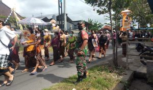 Babinsa Koramil 1616-04/Blahbatuh Dengan Bhabinkamtibmas Dan Pecalang Amankan Giat Ngaben