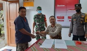 Babinsa Koramil 1616-02/Ubud Kawal Dan Dampingi Penyaluran BLT Dana Desa