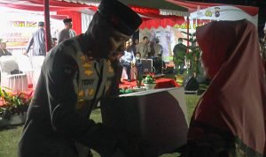 Kunker ke Mentawai, Kapolda Sumbar serahkan 2.750 paket Bansos