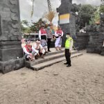 Bhabinkamtibmas Desa Canggu Bantu Lancarkan Giat Pujawali di Pura Batu Bolong