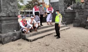 Bhabinkamtibmas Desa Canggu Bantu Lancarkan Giat Pujawali di Pura Batu Bolong