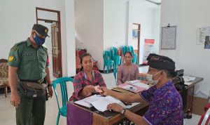 Babinsa Koramil 1616-06/Tegallalang Kawal 100 Orang Warga Desa Kendran Terima BLT DD