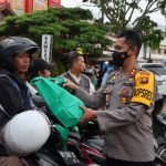 Kapolres Bungo Serahkan Bantuan ke Tukang Ojek Pasca Kenaikan Harga BBM