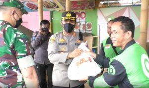 FKPD Pandeglang Bagikan Paket Sembako Kepada Warga Terdampak Kenaikan Harga BBM