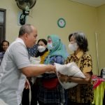 Dampak Kenaikan BBM, Wali Kota Pangkalpinang Bagikan 106 Paket Beras Kepada Warga Membutuhkan