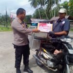 Wujud Kepedulian Polri, Wakapolres Kota Pariaman Berikan Bantuan Sembako Kepada Warga