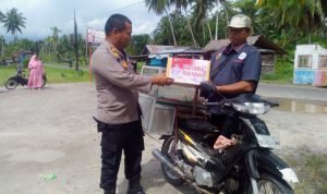 Wujud Kepedulian Polri, Wakapolres Kota Pariaman Berikan Bantuan Sembako Kepada Warga