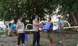 Dampak Penyesuaian Harga BBM, Ditpolairud Polda Bali Salurkan Bansos